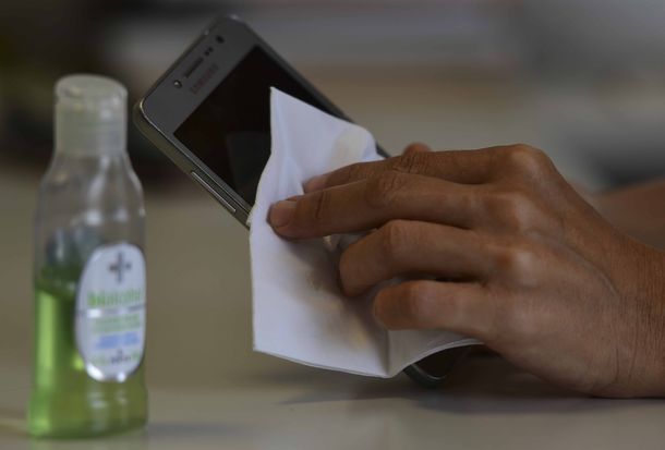 Recomiendan higienizar el celular con alcohol en gel u otra sustancia no abrasiva para evitar el coronavirus