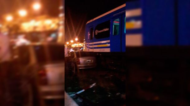 Un auto cruzó con la barrera baja y provocó trastornos en el tren Sarmiento