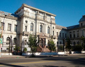Lo echaron de la facultad por  llevar un cadáver