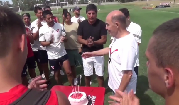 Bochini festejó su cumpleaños con el plantel de Independiente