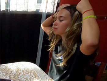 Sheila, la chica a la que dejaron casi sin cabello, se sacó la peluca y mostró cómo quedó