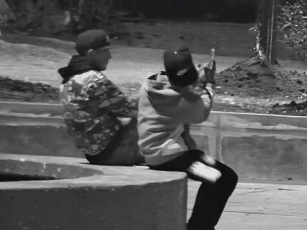 Hurlingham: dos jóvenes asustaron a todos al dispararle al aire en una plaza