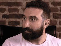 La barbaridad machista de los libertarios por la crisis de natalidad: La mujer en la casa y el hombre trabajando