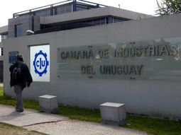 La Cámara de Industrias de Uruguay denunció falta de competitividad a partir del anuncio de la planta de cerveza en Minas. La Cámara de Industrias de Uruguay denunció falta de competitividad a partir del anuncio de la planta de cerveza en Minas.