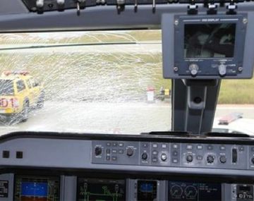 Así quedó la cabina del avión tras chocar con el ave