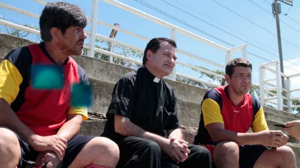 Un sacerdote sobrino del papa Francisco denunció amenazas de muerte