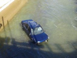 agonico rescate a un hombre que habia quedado atrapado en un auto agonico rescate a un hombre que habia quedado atrapado en un auto