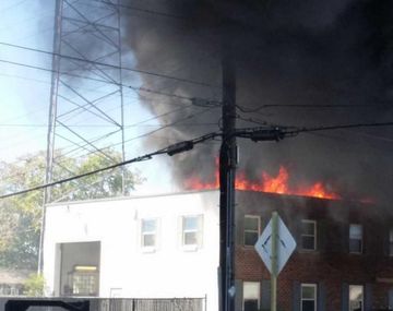 Creman cuerpo de obeso y se incendia edificio
