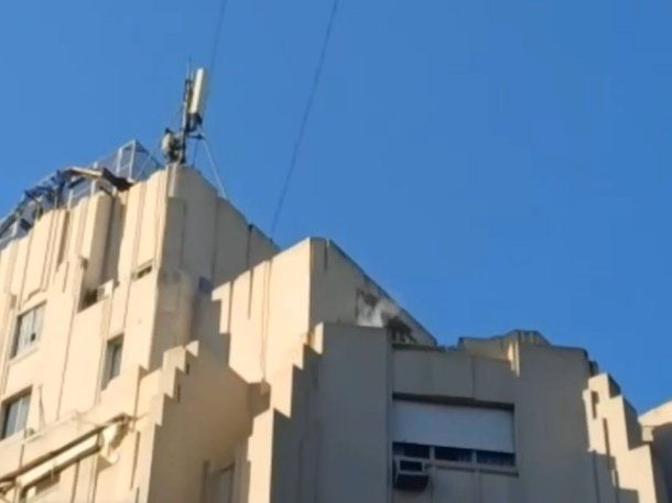 Incendio en un edificio frente a Plaza Lavalle.