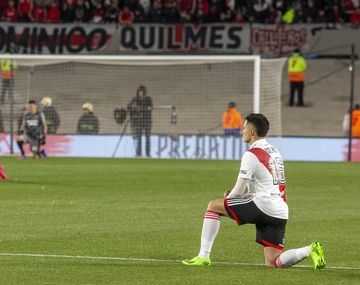 Por qué hacen minuto de silencio con la rodilla en el césped