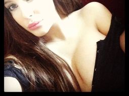 Sorry boys theonly thing I blow is kisses (Perdón chicos, lo único que soplo son besos) Sorry boys theonly thing I blow is kisses (Perdón chicos, lo único que soplo son besos)