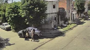 desesperada suplica de un chofer durante un violento robo: tengo hijos, pana, por favor desesperada suplica de un chofer durante un violento robo: tengo hijos, pana, por favor