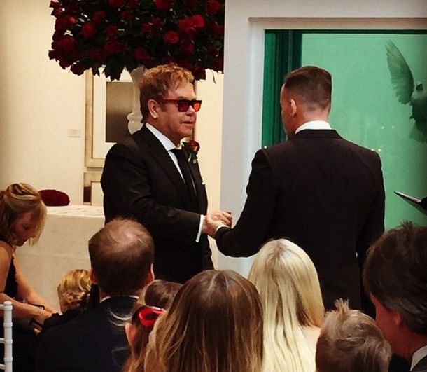 Elton John se casó con su novio y compartió su gran día en las redes sociales