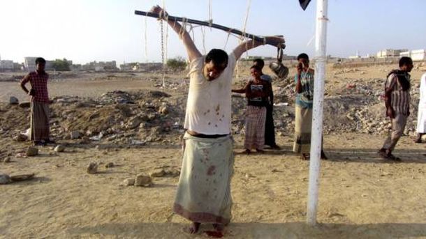 Lo asesinaron y lo crucifican en un arco de fútbol por ayudar a Estados Unidos