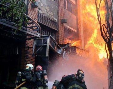 Explosión e incendio en Caballito por un escape de gas: impactantes imágenes
