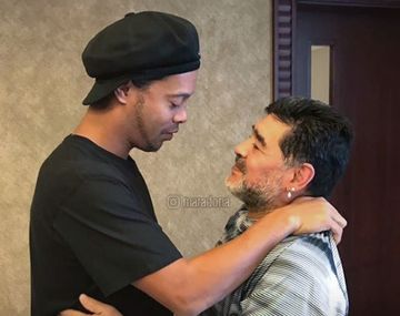 Paraguay: Diego Maradona respaldó a Ronaldinho
