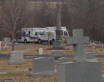 Murió aplastado por la lápida de su suegra