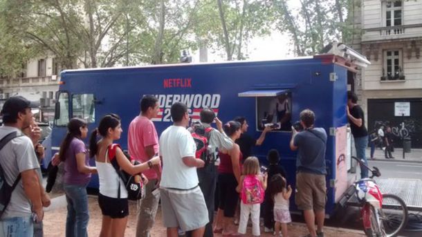 Frank para presidente: ahora Underwood reparte choripanes en el Congreso