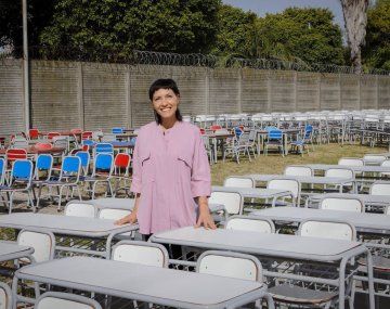 Mayra Mendoza entregó nuevo mobiliario para escuelas de Quilmes