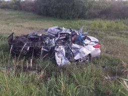 Violento accidente entre un micro y un auto deja tres muertos