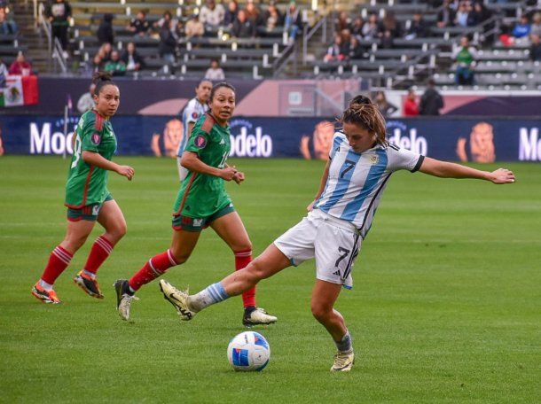 La Selección Argentina femenina empató con México en el debut de la Copa de Oro
