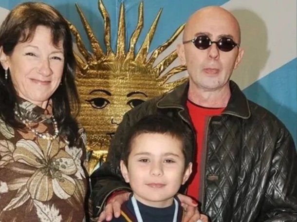 Indio Solari, junto a su esposa y su hijo Bruno, en un acto escolar. Indio Solari, junto a su esposa y su hijo Bruno, en un acto escolar.