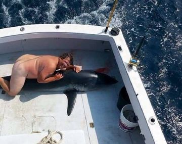 Cazó a un tiburón y posó desnudo con el animal ensangrentado