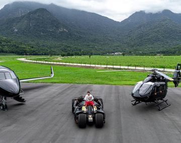 Neymar mostró sus vehículos inspirados en Batman valuados en más de USD 60.000.000