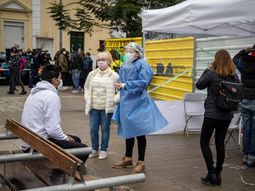 El operativo DetectAr se instaló en Almagro, donde los casos de coronavirus subieron un 43%