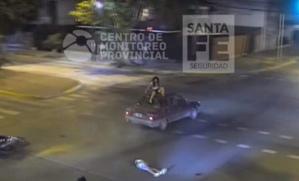 VIDEO: Chocó, voló y quedó sentada en el techo de un auto