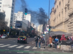 tension en once por el incendio de un edificio: trabajaron 5 dotaciones de bomberos tension en once por el incendio de un edificio: trabajaron 5 dotaciones de bomberos