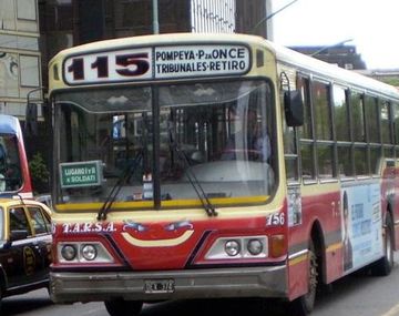 Le cortaron un dedo a un colectivero en un asalto
