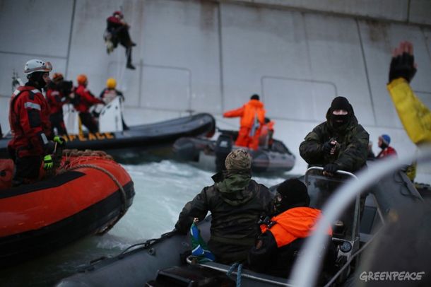 Ya en tierra, Rusia acusó a los activistas de Greenpeace