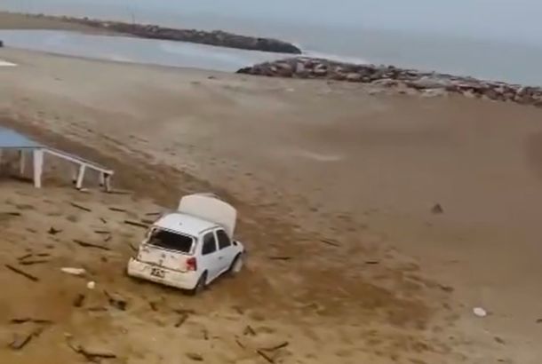 Santa Clara del Mar: un auto desbarrancó y terminó en la playa, y sus tres ocupantes están en terapia intensiva