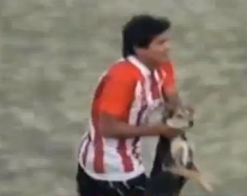 Echaron de su club al jugador que tiró al perro a la tribuna