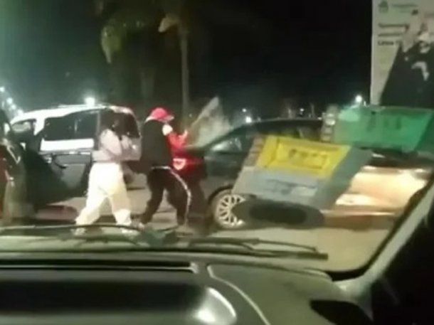 Destrozó un auto con un bate de béisbol y quiso justificarse: A mi mamá no la toca nadie