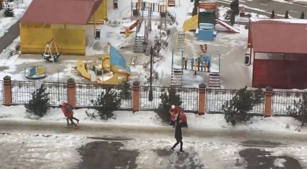 Los fuertes vientos de un huracán tiraban a la gente al piso en Rusia