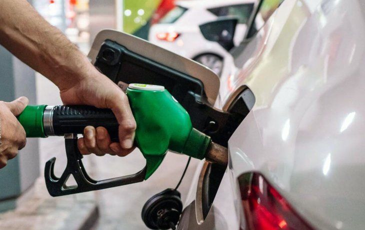 Cómo ahorrar hasta $30.000 en nafta y gasoil cargando en YPF y Shell