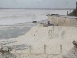quequen quedo invadida por espuma marina en medio del ciclon extratropical quequen quedo invadida por espuma marina en medio del ciclon extratropical