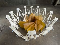 Escudo hecho en origami plegable.&nbsp;