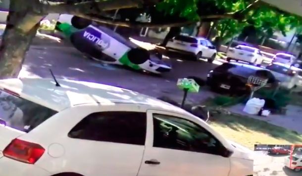 Una mujer policía se desmayó al volante, chocó y volcó el patrullero