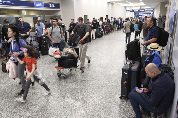 Dólar turista y para ahorro: rige el impuesto y las agencias de viaje ya cobran el 30%