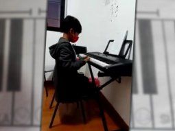 Joaquín aprende a tocar el piano con uno de papel y buscan cumplirle su sueño