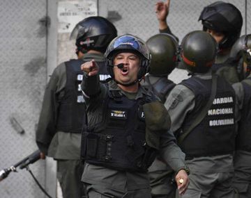 Tensión en Venezuela: ordenaron detener a 18 militares sublevados contra Maduro