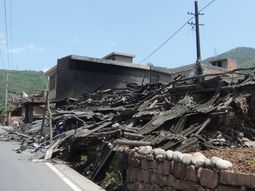 al menos 152 muertos y 5.500 heridos por un sismo en china al menos 152 muertos y 5.500 heridos por un sismo en china