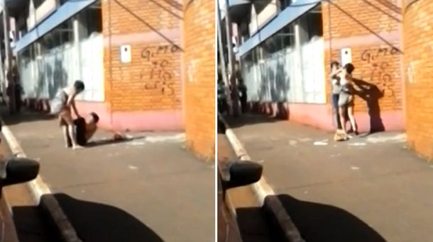 Forcejeos, piñas y patadas en plena vía pública: graban en video a dos chicas