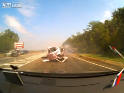 VIDEO: Un auto se parte al medio en un terrible choque