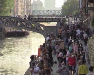 Furia del alcalde de Milán: flexibilizó la cuarentena y salieron en masa a tomar el vermú