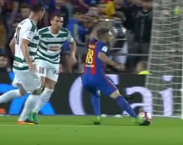 La estrepitosa caída del lateral que el árbitro compró