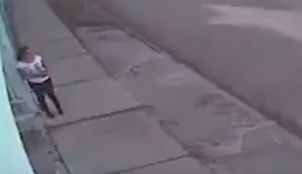 Una mujer se salvó de milagro luego de que le tiraran una granada